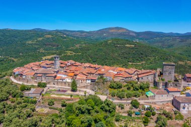 İspanya 'daki Miranda del Castanar köyünün havadan görünüşü