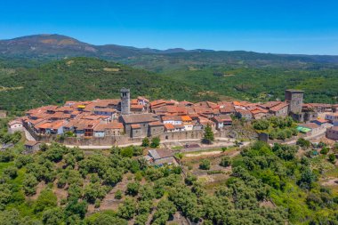 İspanya 'daki Miranda del Castanar köyünün havadan görünüşü