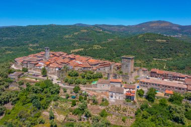 İspanya 'daki Miranda del Castanar köyünün havadan görünüşü