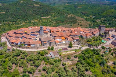 İspanya 'daki Miranda del Castanar köyünün havadan görünüşü