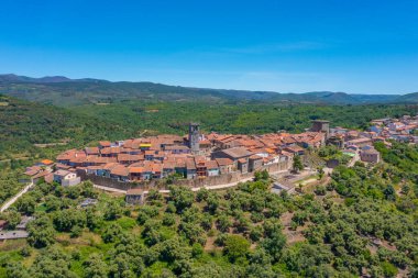 İspanya 'daki Miranda del Castanar köyünün havadan görünüşü