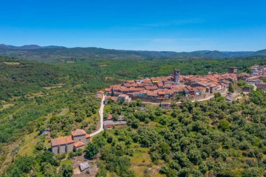 İspanya 'daki Miranda del Castanar köyünün havadan görünüşü