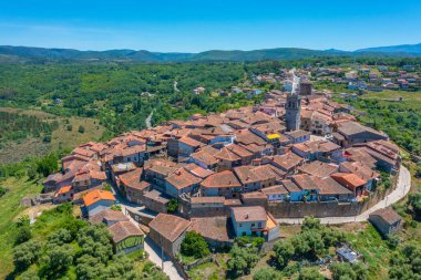 İspanya 'daki Miranda del Castanar köyünün havadan görünüşü