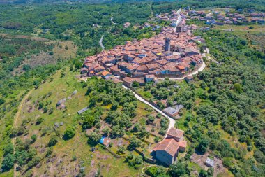İspanya 'daki Miranda del Castanar köyünün havadan görünüşü