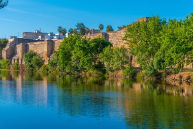 İspanya, Merida 'da Guadiana nehrinin yanındaki Alcazaba kalesi.