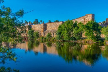 İspanya, Merida 'da Guadiana nehrinin yanındaki Alcazaba kalesi.
