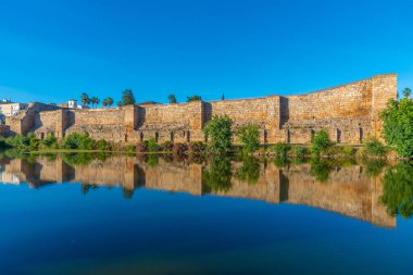 İspanya, Merida 'da Guadiana nehrinin yanındaki Alcazaba kalesi.