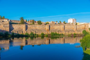 İspanya, Merida 'da Guadiana nehrinin yanındaki Alcazaba kalesi.