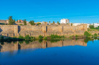 İspanya, Merida 'da Guadiana nehrinin yanındaki Alcazaba kalesi.