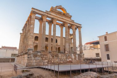 İspanya, Merida 'daki Diana Tapınağı' nın gün batımı manzarası