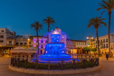 İspanya 'nın Merida kentindeki Plaza de Espana' da gün batımını izledik.