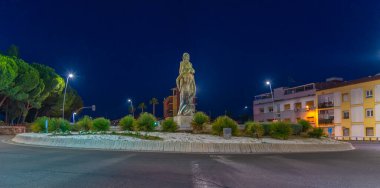 İspanyol kenti Merida 'daki kavşakta bir çeşmenin gün batımı manzarası