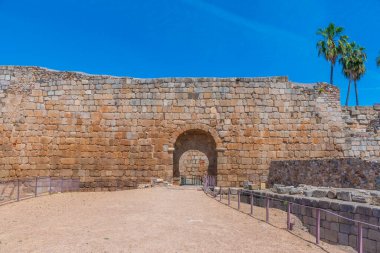 İspanya, Merida 'da Guadiana nehrinin yanındaki Alcazaba kalesi.