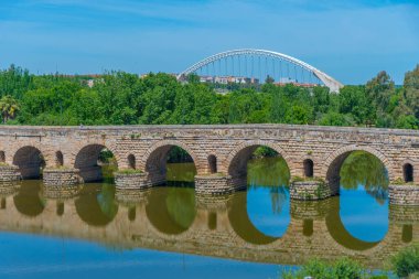 İspanya, Merida 'daki Alcazaba kalesine giden Guadiana nehri üzerindeki Roma köprüsü.