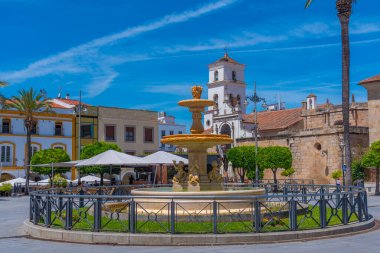 İspanyol kenti Merida 'daki Plaza de Espana katedrali boyunca izlendi.