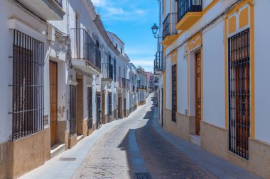 İspanya 'nın eski kenti Jerez de los Caballeros' taki White Caddesi.