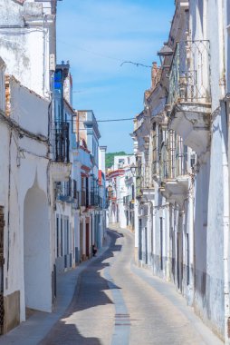 İspanya 'nın eski kenti Jerez de los Caballeros' taki White Caddesi.