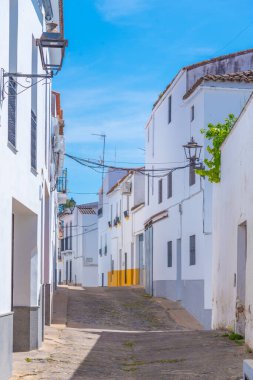 İspanya 'nın eski kenti Jerez de los Caballeros' taki White Caddesi.