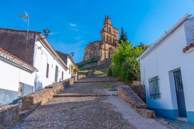 İspanyol kasabası Aracena 'daki kaleye giden çan kapısı.
