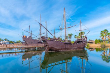 İspanya 'daki Muelle de las Carabelas' ta Kolomb gemileri Nina, Pinta ve Santa Maria 'nın kopyaları.