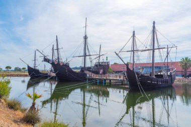 İspanya 'daki Muelle de las Carabelas' ta Kolomb gemileri Nina, Pinta ve Santa Maria 'nın kopyaları.