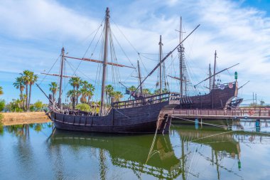 İspanya 'daki Muelle de las Carabelas' ta Kolomb gemileri Nina, Pinta ve Santa Maria 'nın kopyaları.