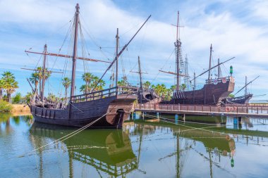 İspanya 'daki Muelle de las Carabelas' ta Kolomb gemileri Nina, Pinta ve Santa Maria 'nın kopyaları.