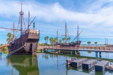 İspanya 'daki Muelle de las Carabelas' ta Kolomb gemileri Nina, Pinta ve Santa Maria 'nın kopyaları.