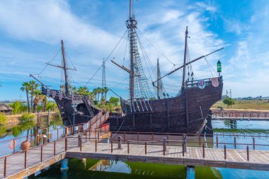 İspanya 'daki Muelle de las Carabelas' ta Kolomb gemileri Nina, Pinta ve Santa Maria 'nın kopyaları.