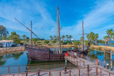 İspanya 'daki Muelle de las Carabelas' ta Kolomb gemileri Nina, Pinta ve Santa Maria 'nın kopyaları.