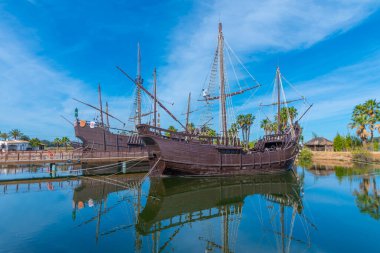 İspanya 'daki Muelle de las Carabelas' ta Kolomb gemileri Nina, Pinta ve Santa Maria 'nın kopyaları.