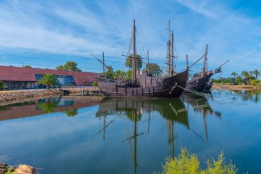 İspanya 'daki Muelle de las Carabelas' ta Kolomb gemileri Nina, Pinta ve Santa Maria 'nın kopyaları.