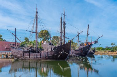 İspanya 'daki Muelle de las Carabelas' ta Kolomb gemileri Nina, Pinta ve Santa Maria 'nın kopyaları.