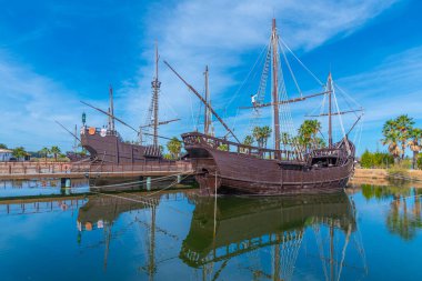 İspanya 'daki Muelle de las Carabelas' ta Kolomb gemileri Nina, Pinta ve Santa Maria 'nın kopyaları.