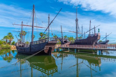 İspanya 'daki Muelle de las Carabelas' ta Kolomb gemileri Nina, Pinta ve Santa Maria 'nın kopyaları.