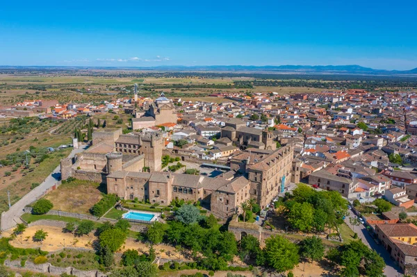 İspanya 'daki Parador de Oropesa otelinin havadan görünüşü