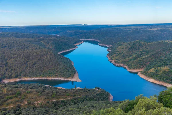 Tagus nehri İspanya 'daki Monfrague Ulusal Parkı' nı geçiyor