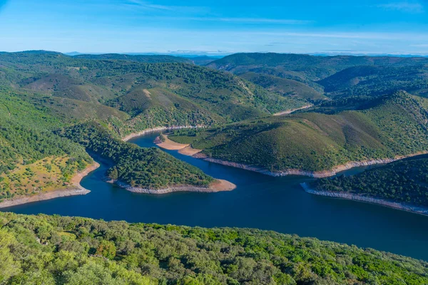 Tagus nehri İspanya 'daki Monfrague Ulusal Parkı' nı geçiyor
