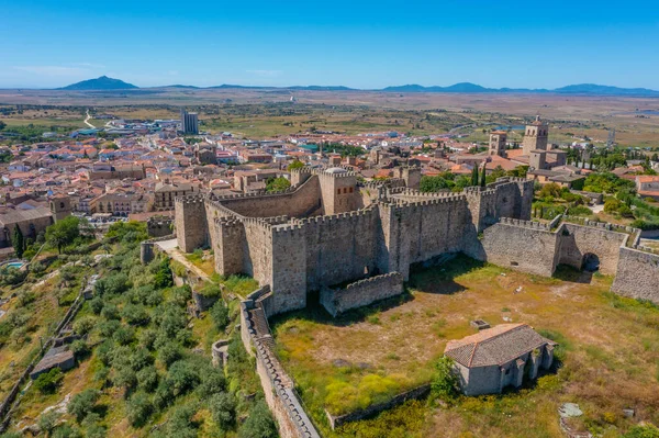 İspanyol kasabası Trujillo 'daki kalenin havadan görünüşü