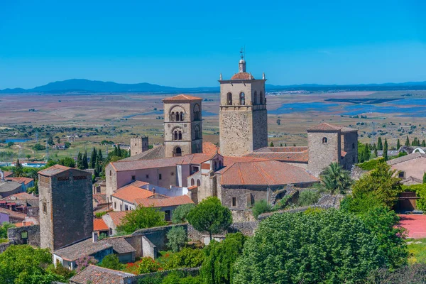 İspanyol kasabası Trujillo 'ya bakan Santa Maria Belediye Başkanı Kilisesi