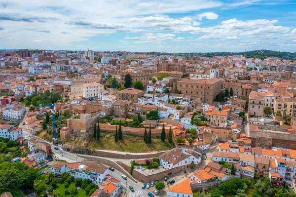 İspanyol şehri Caceres 'in havadan görünüşü
