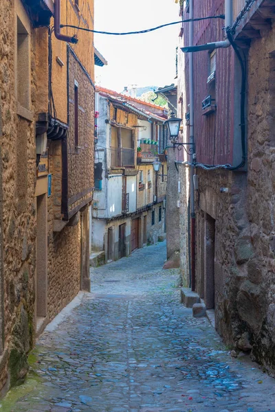 Casas Madeira Lado Uma Rua Estreita Aldeia Alberca Espanha — Fotografia de Stock