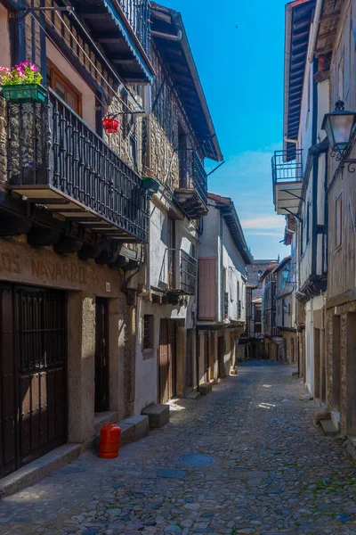 İspanya 'nın La Alberca köyünde dar bir caddenin yanındaki kereste evleri.