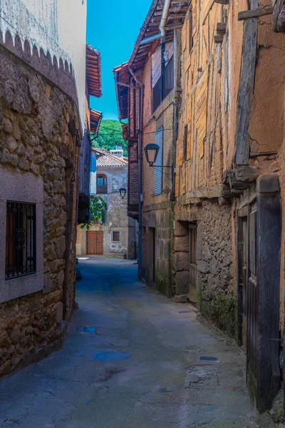 İspanya 'nın San Martin del Castanar köyünde dar bir caddenin yanındaki kereste evleri.