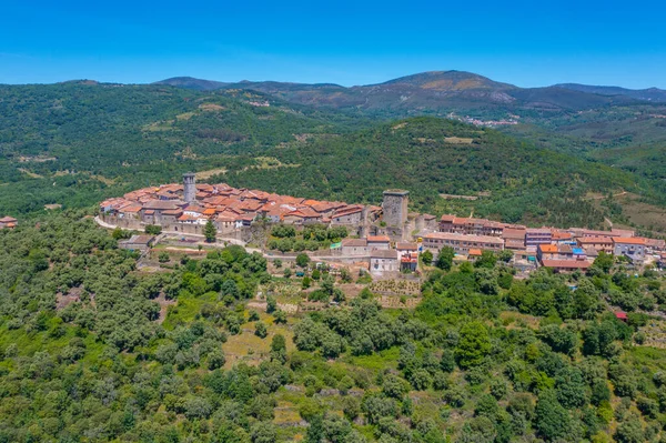 İspanya 'daki Miranda del Castanar köyünün havadan görünüşü
