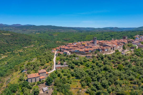 İspanya 'daki Miranda del Castanar köyünün havadan görünüşü