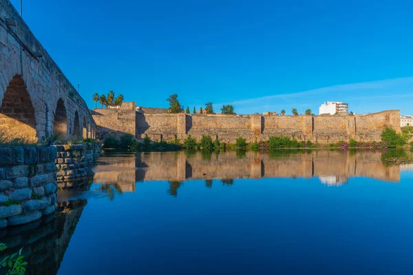 İspanya, Merida 'da Guadiana nehrinin yanındaki Alcazaba kalesi.