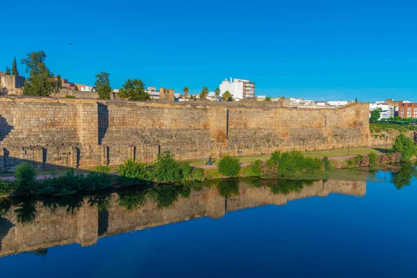 İspanya, Merida 'da Guadiana nehrinin yanındaki Alcazaba kalesi.