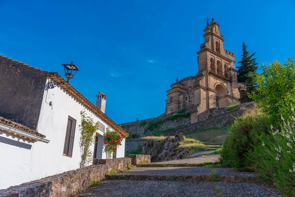 İspanyol kasabası Aracena 'daki kaleye giden çan kapısı.
