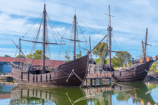 Repliker Columbus Fartyg Nina Pinta Och Santa Maria Vid Muelle — Stockfoto